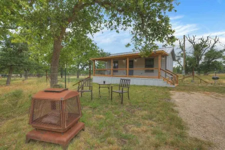 Cates Cottage in the Hill Country 8 Mins to Fred!