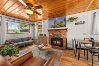 Blue Skies- Modern Cabin Near Slopes w Fireplace