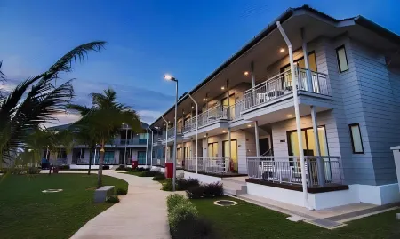 Royale Chulan Cherating Chalet Отели в г. Чератинг