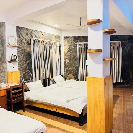 Roamers Inn - Hostel