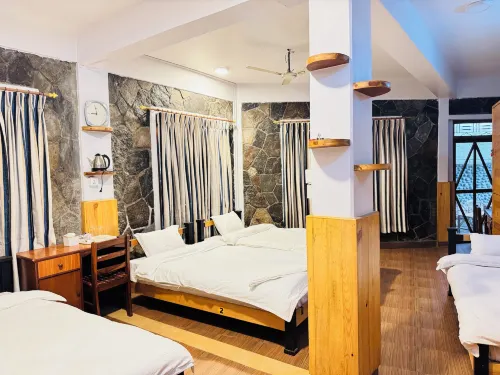 Roamers Inn - Hostel