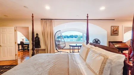 Spacious Waterview Home - Spa, Pool Table & Fireplaces – for Families & Reunion