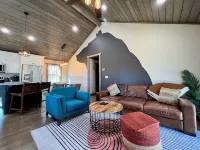 Cozy Cabin with King Suite, Hot Tub, Gas Fireplace, Fire Pit, Grill & Games