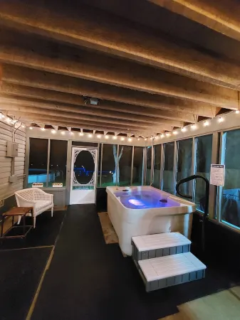 HotTub/Fish/RIVER FRONT/DOGS/SUMMER POOL.RIGHT BY GULF AND BEACHES. BRING BOAT!