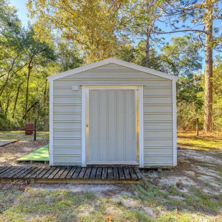 Williston Home w/ Yard: 6 Mi to Devils Den Spring