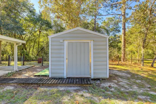 Williston Home w/ Yard: 6 Mi to Devils Den Spring