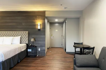 The Chateau Bloomington Hotel and Conference Center Отели в г. Блумингтон