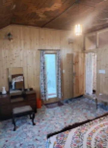 Queens Lakehouse Hotels in 