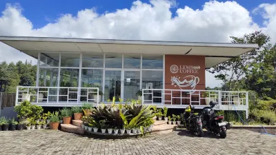 Lembah Bamboo Rumah Stroberi 주변 호텔