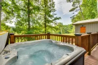Luxury Cabin, King Bed, Hot Tub Minutes from Alpine Helen sits on 40 acres.