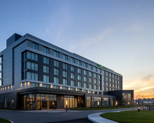 Holiday Inn Express MONTREAL AIRPORT - ST-LAURENT by IHG Hotels near Lachine