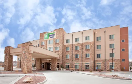 Holiday Inn Express & Suites Gallup East Отели рядом с достопримечательностью «Navajo Code Talkers Museum»