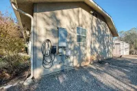 Acorn Cottage / Hot Tub / E V Charger/Yosemite Area