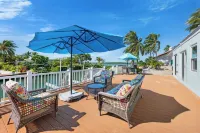 Sunset View from Pool and Deck Area. Dock Includes Lift. Can Accommodate Pets. Отели в г. Куджо-Ки
