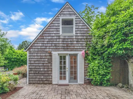 Cozy Rose Cottage in Salem