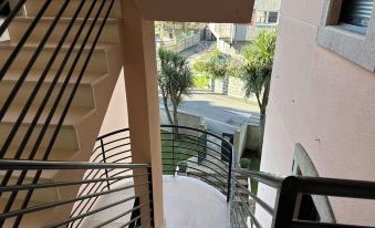 2 Bed Apt Sleeps 4 - Two TVs - Free Parking