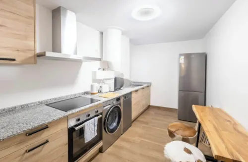 3 Bed Apartment Sleeps 6 - Free Parking & Balcony - 2-Star