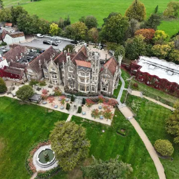 Oakley Court Отели рядом с достопримечательностью «Dramatica»