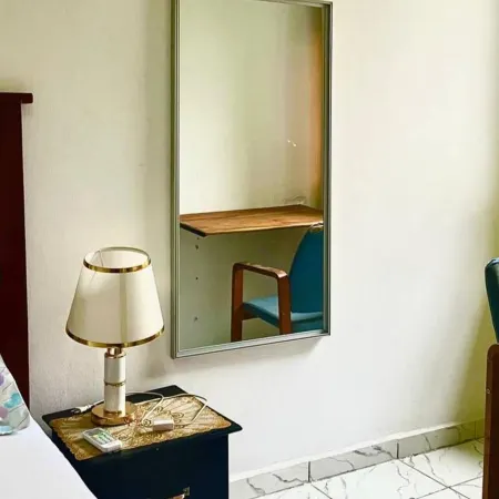 1 Bed Studio Sleeps 2 - Wifi Balcony Parking
