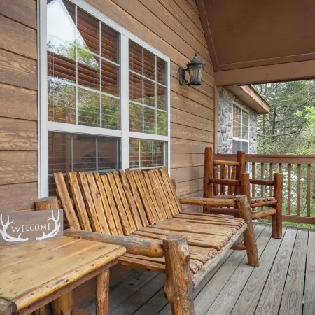 Simons Treetop Cabin 2 Bdr in Popular Resort!