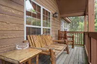 Simons Treetop Cabin 2 Bdr in Popular Resort!