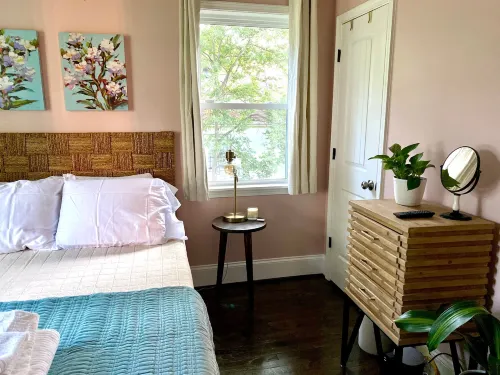 Blue Door Walk to Avondale Dog-friendly w Yard - Homestays