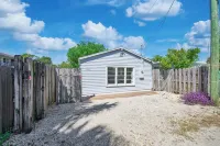 Cozy "Cottage Cove" in charming Lake Worth Beach