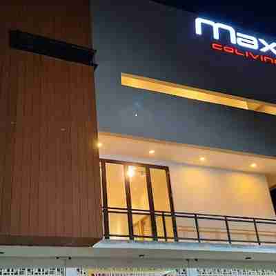 Max Coliving Hotel Exterior