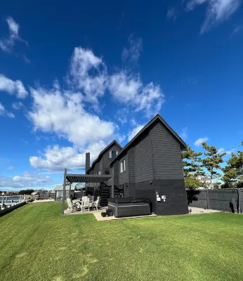 Black Swan: Beachfront Home w/ Year-Round Jacuzzi Drift Inn附近的飯店