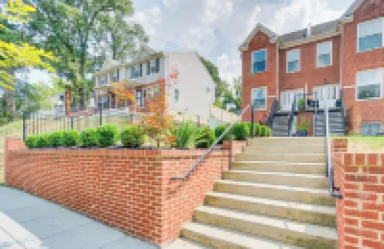 Subway & Easy Parking! Sunny 2 Bdrm w/ King Bed Hotels near Benning Park