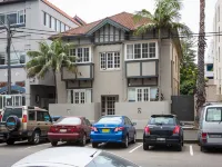 Chic Apartment with Sun Lounge Near Manly Beach