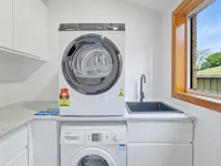 4-Bed Beach House with Garden & Alfresco Dining Hotels in Broulee