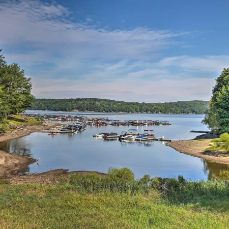 22 Mi to Ski Big Bear! Lake Wallenpaupack Getaway
