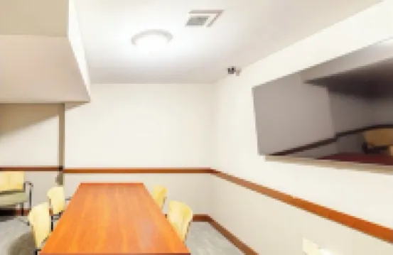 CAL KING BED, FREE PARKING PASS FOR 1 CAR, BY DOWNTOWN & CLINIC