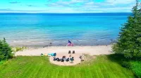 Lake Huron Beachfront, Hot Tub, Kayaks, 10 minutes to Mackinaw City - Chalets