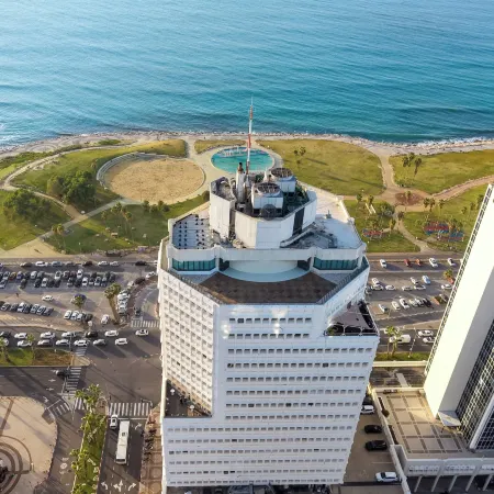 Wom Beach Pod Hotel Отели рядом с достопримечательностью «Железнодорожный вокзал Ха-Шалом»