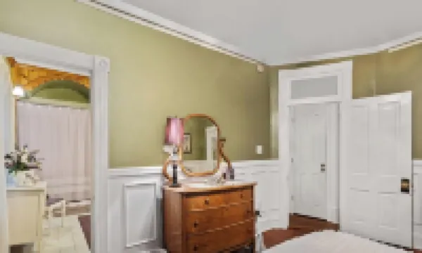 Private 3 room Queen Suite w/Kitchenette