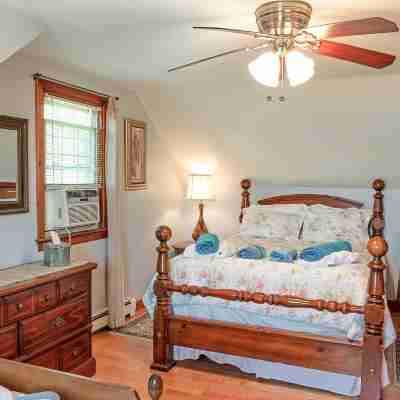 Walk to Beach and Main St Dog-Friendly Cape Cod Gem Rooms