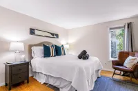 Sleeps 6 @ New Seabury w/ Pool - All Season Modern Condo! Hotels in Mashpee