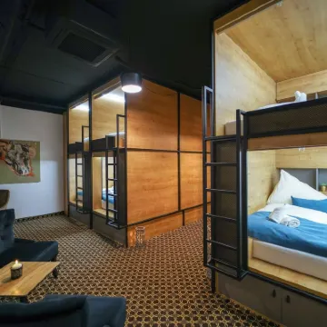 CHORS ไลค์ อะ โรงแรม | แคปซูล & NFT บูทีค โฮสเทล บราติสลาวา | ซิตี้ เซ็นเตอร์ โรงแรมใกล้โบสถ์เซนต์อลิซาเบธ