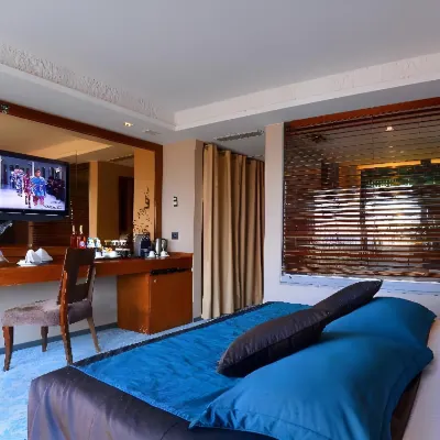 Pera Tulip Hotel Отели рядом с достопримечательностью «Современный Стамбул»