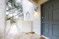 Two-Story Townhome with Fast WiFi & Pool - Steps from the Beach - 4 stjerner