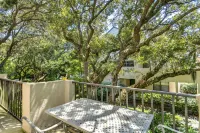 Two-Story Townhome with Fast WiFi & Pool - Steps from the Beach - 4 stjerner