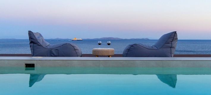 ''Aegean Whispers'' Sea Front Villa in Tinos Ξενοδοχεία στην πόλη Τήνος