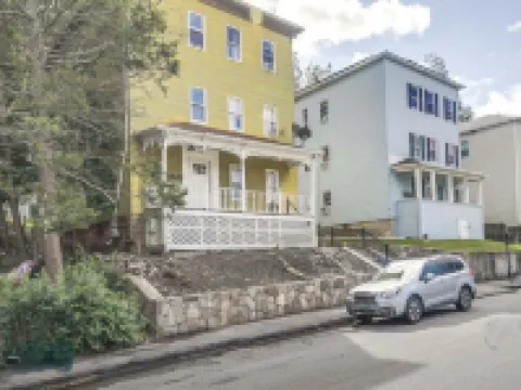 Cozy Adventure Filled Escape Free Parking 2 Bedroom Apts Hotels in Worcester