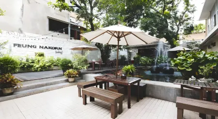 Feung Nakorn Balcony Rooms and Cafe