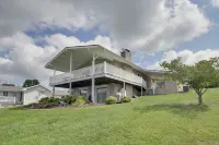 Lakefront Hiwassee Home w/ Private Dock & Deck! - Parkplatz