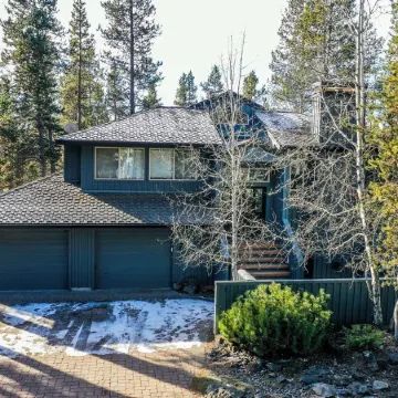 Modern Sunriver Luxury Home with Fenced Turf Pet Yard, Large Kids Room, SHARC !!