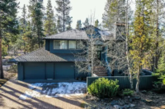 Modern Sunriver Luxury Home with Fenced Turf Pet Yard, Large Kids Room, SHARC !!