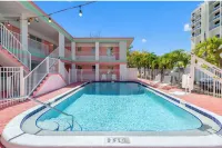 Pool - Free Parking - Apartment - 500 Feet from Beach